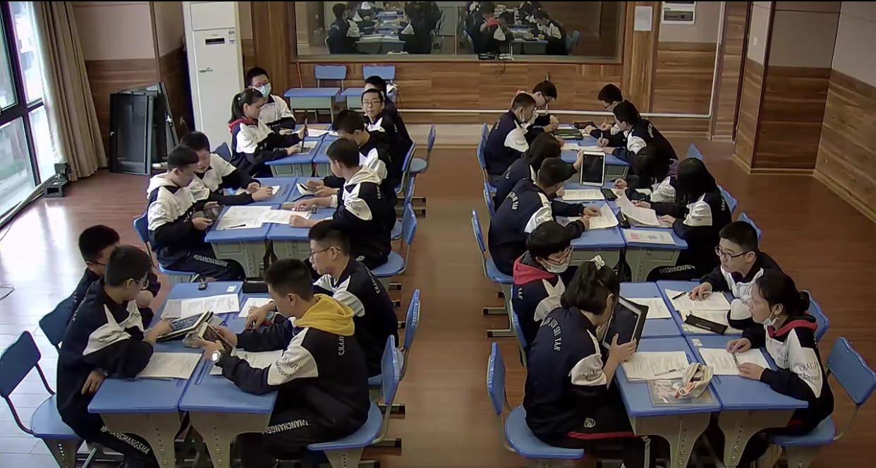 化学课与信息技术融合，让学生学习更直观生动。