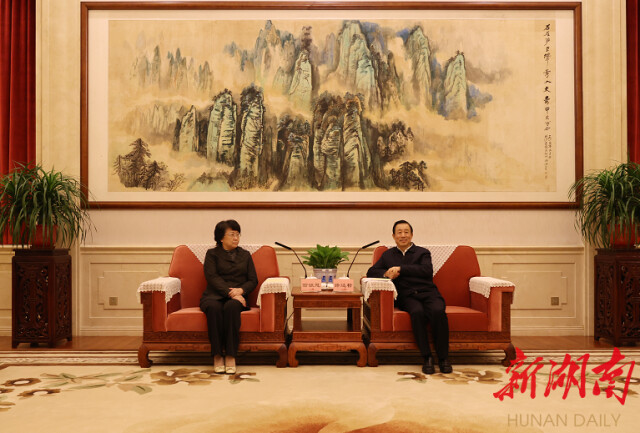 3月20日下午，省委书记、省人大常委会主任许达哲在长沙与来湘调研的教育部副部长翁铁慧一行座谈。 