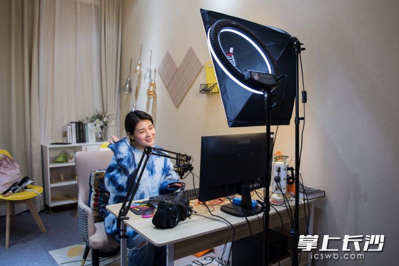 二咖传媒的直播间里，主播覃芯在进行直播。性格开朗的她直播的方向主要是唱歌为主，因为歌声很好，她也很受粉丝的们欢迎。没到特别的纪念日，粉丝们都会给她准备小惊喜。