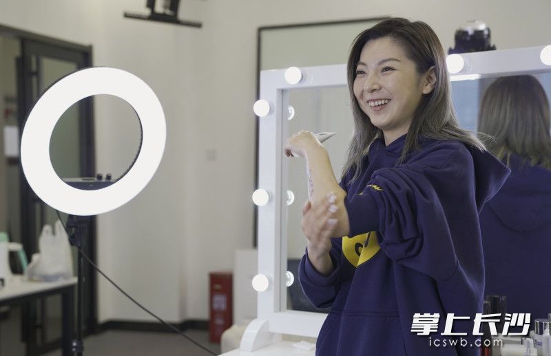 二咖传媒签约美妆博主伊维在做产品推荐。长沙晚报全媒体记者 柳静芸 摄