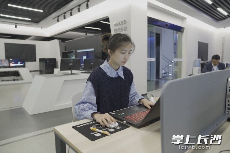 长沙云上栏山科技有限公司员工陈晨在整理资料。 长沙晚报全媒体记者 柳静芸 摄