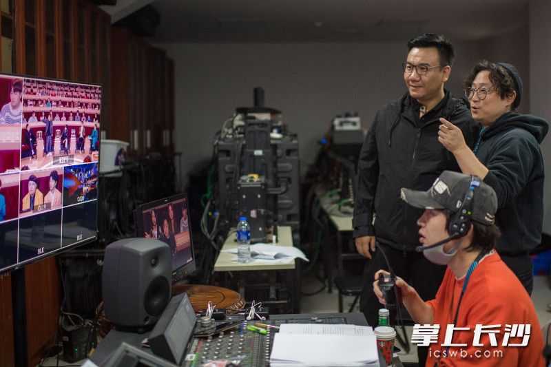 《火星情报局》第五季节目录制现场，银河酷娱创始人李炜与工作人员交流。