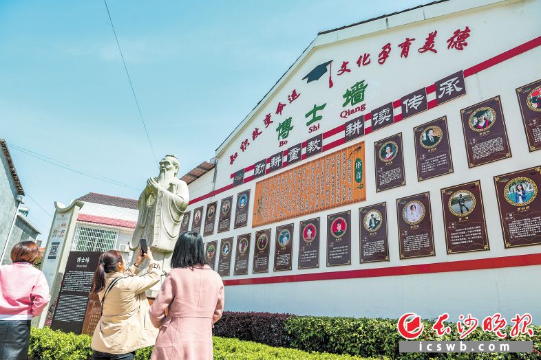 秧田村是远近闻名的“博士村”，全村走出了700多名大学生，其中硕士176人、博士26人。　　长沙晚报全媒体记者 陈飞 摄