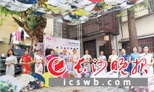 西园北里老街旗袍秀，成为长沙首条历史步道上的网红活动。 李卓 摄