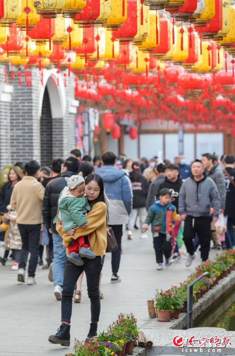 洋湖水街已成为市民游客周末游玩打卡的网红地。邹麟 摄