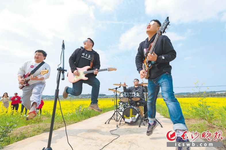 歌手们在田园花海中嗨唱。 
 趣嗨影视供图