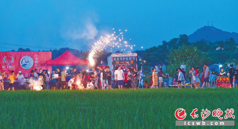 澄潭江镇的田野，一场小型烟花产品发布会在此举办。