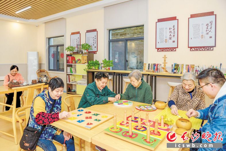 着力打造“幸福雨花”，越来越多居家养老服务中心亮相居民家门口，助老人们安享晚年。 陈飞 摄