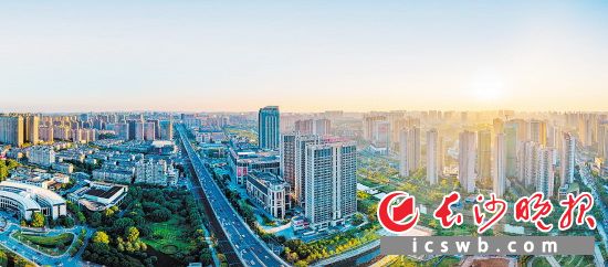 高楼林立、大道通衢，在高质量发展之路上飞奔的雨花，处处生机盎然。陈飞 摄