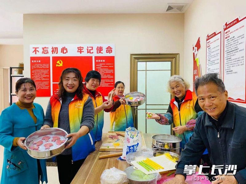 志愿者们在学做爱心包点。