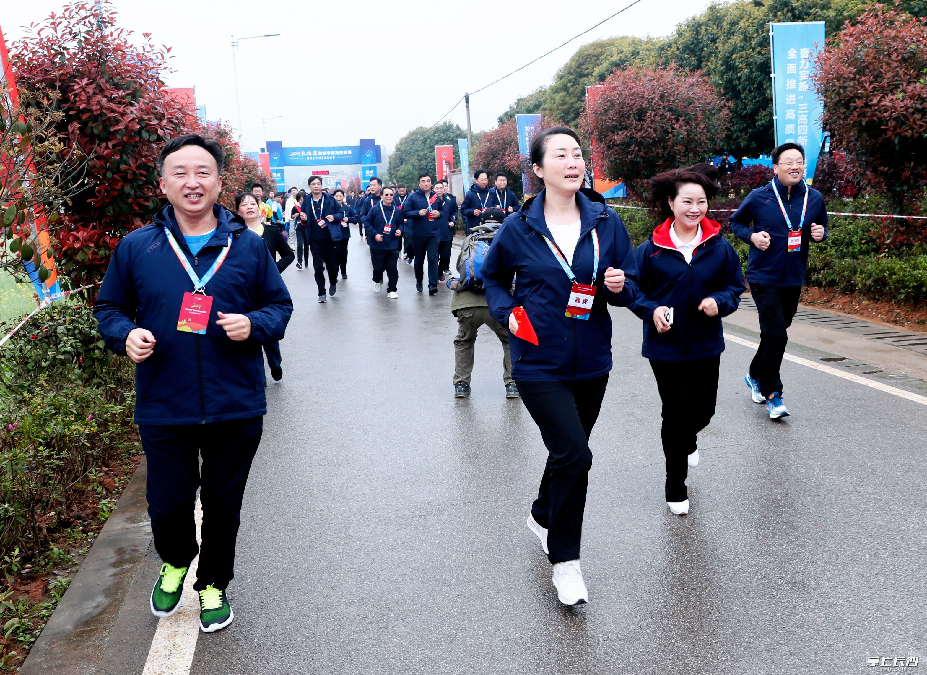 人们面带笑意，参加欢乐跑。 长沙晚报通讯员杨威 供图