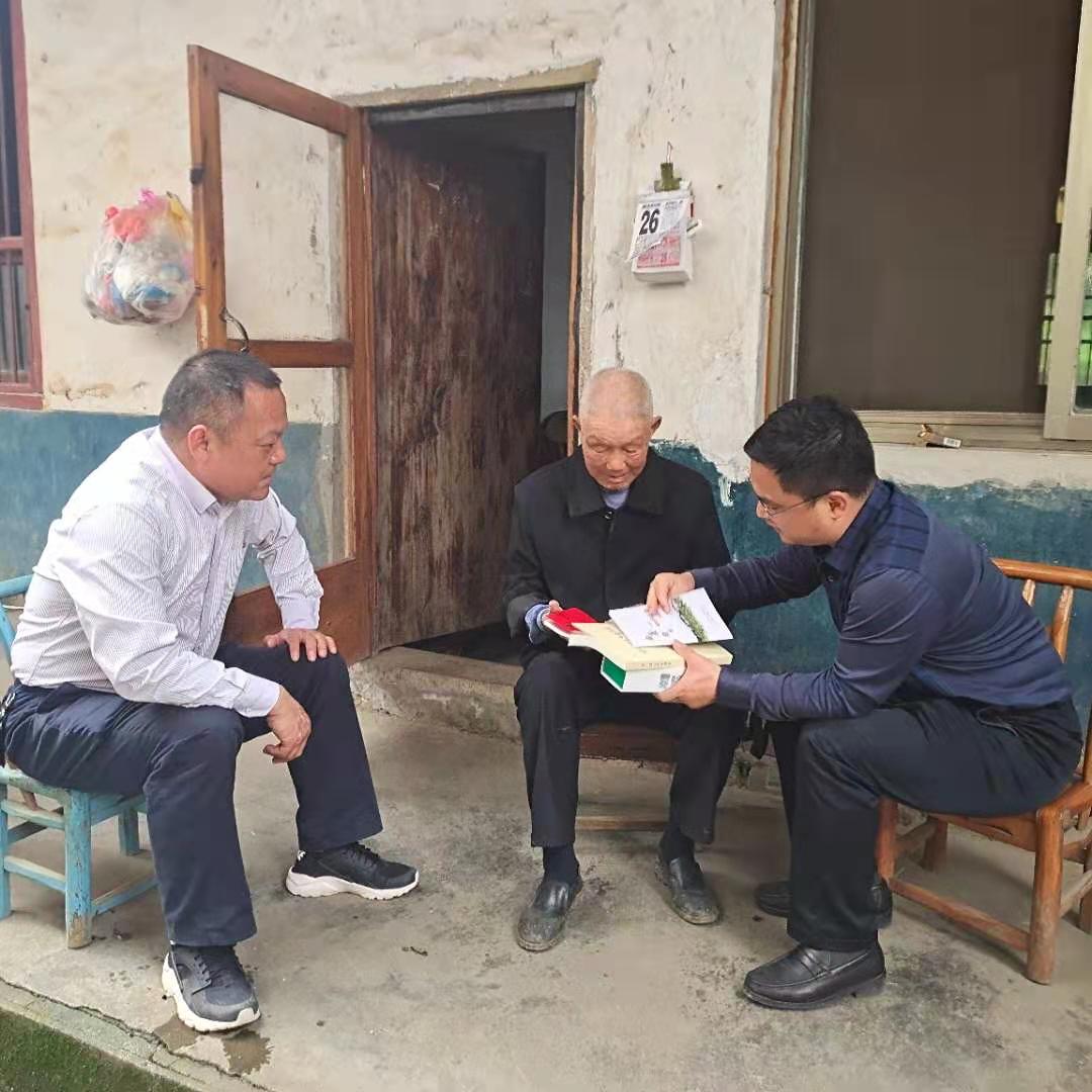 白箬铺镇组织开展“光荣在党50年”老党员送学行动，给联点村老党员送去“五个一”初心礼包。均为彭滔供图
