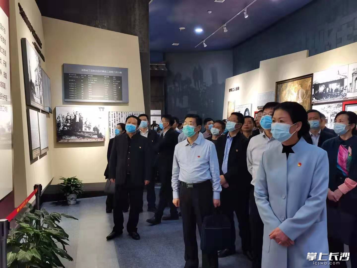 市卫健委机关全体党员、委直属单位全体班子成员参观湖南省党史馆。