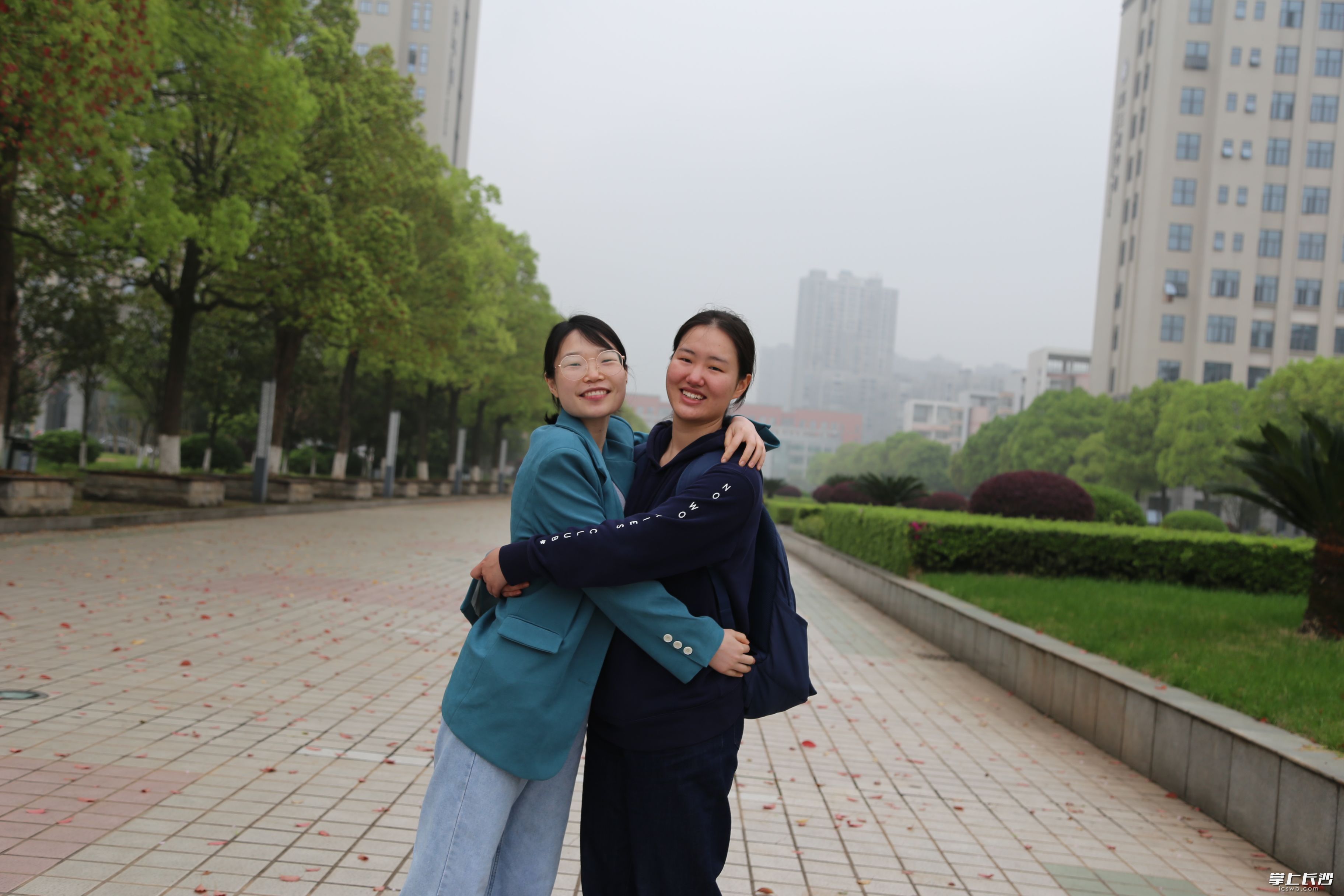 徐丹（右）与湖南中医药大学第二附属医院（湖南省中医院）护士姐姐谢宇雯再次相遇，高兴地相拥。