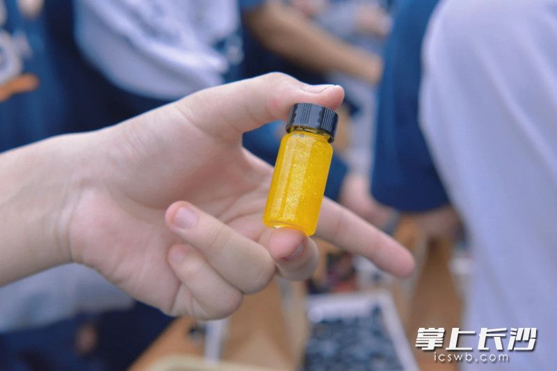 化学社的彩虹晶雨溶液。