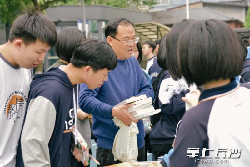 老师一直是义卖现场“大客户”。