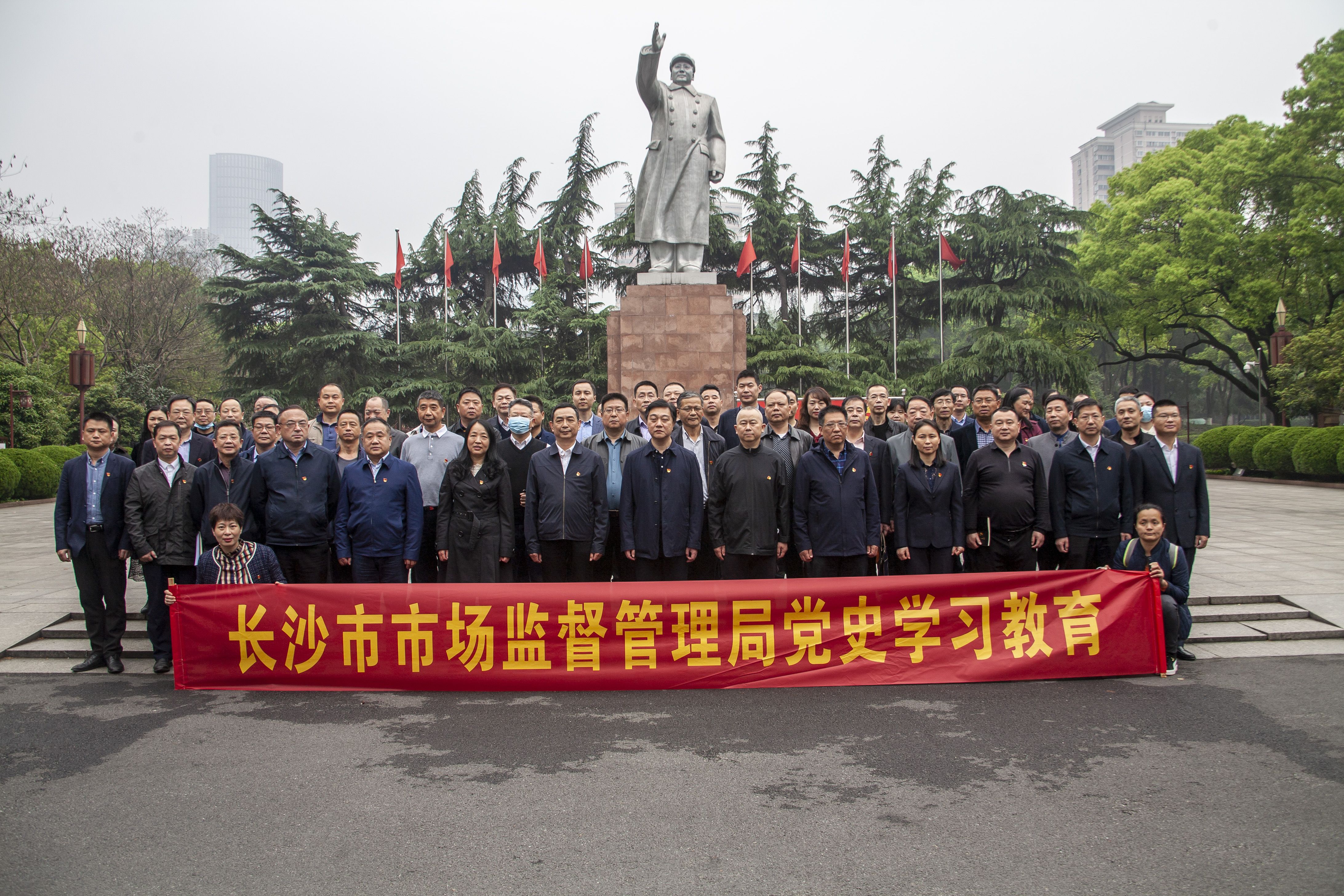 长沙市市场监管局全体班子成员以及部分党员开展党史学习教育第一次专题学习。 通讯员 陈菁 摄