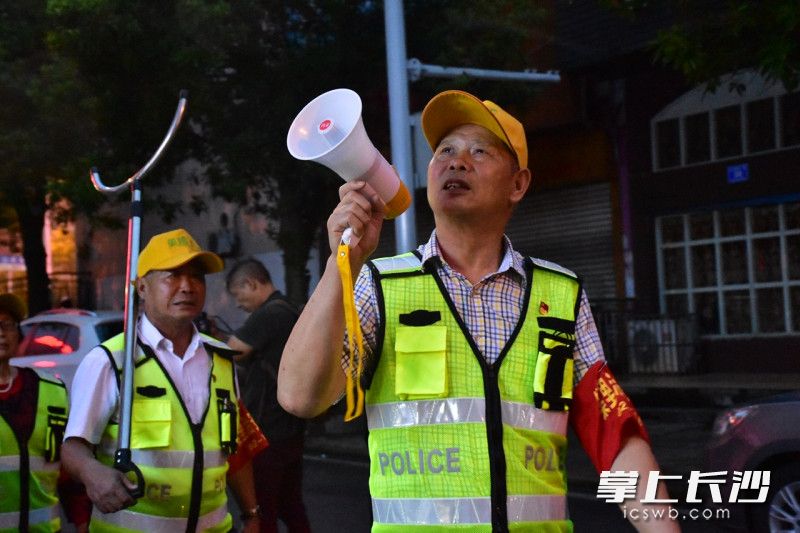 集里桥社区志愿者常态化开展电子喇叭“打更”，创新推出“散步式巡逻”模式。
