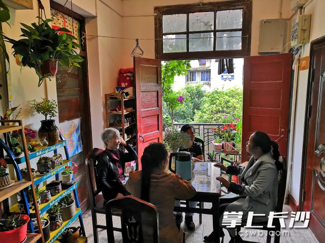 立宪小区的老旧楼道变得青春靓丽了。长沙晚报全媒体记者 洪虹 摄