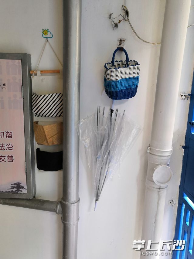 孩子们为楼道添置的便民小物品。