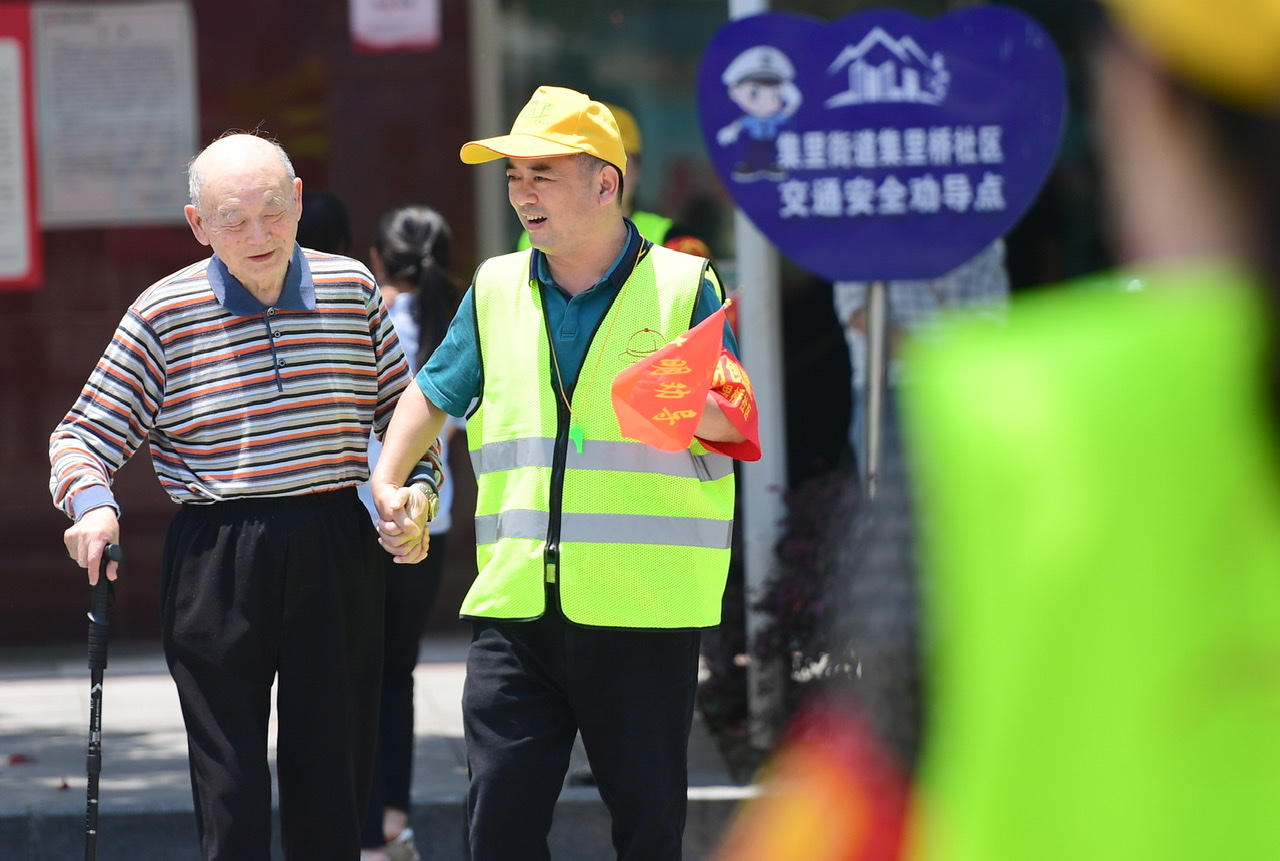 汤勇（中）在路口进行交通劝导。长沙晚报通讯员 彭红霞 摄