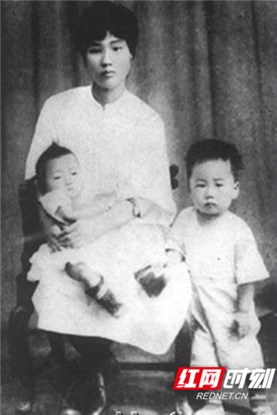 杨开慧与家人的合影。