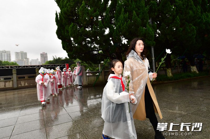 4月2日上午,湖南省未成年人“扣好人生第一粒扣子·清明祭英烈”主题教育实践活动在湖南烈士公园举行,全市中小学生代表为革命先烈敬献鲜花。长沙晚报全媒体记者 王志伟 摄 4月2日上午,湖南省未成年人“扣好人生第一粒扣子·清明祭英烈”主题教育实践活动在湖南烈士公园举行,全市中小学生代表为革命先烈敬献鲜花。长沙晚报全媒体记者 王志伟 摄
