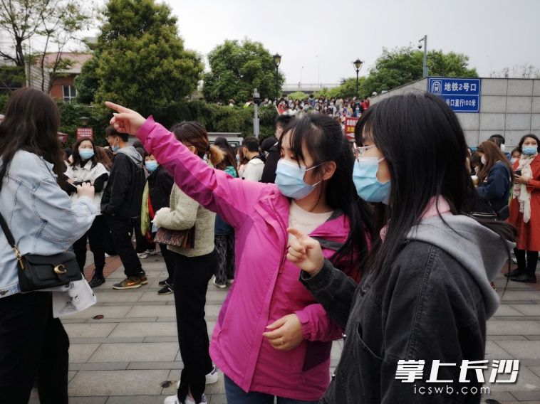 景区工作人员正为游客提供服务。李怀全供图