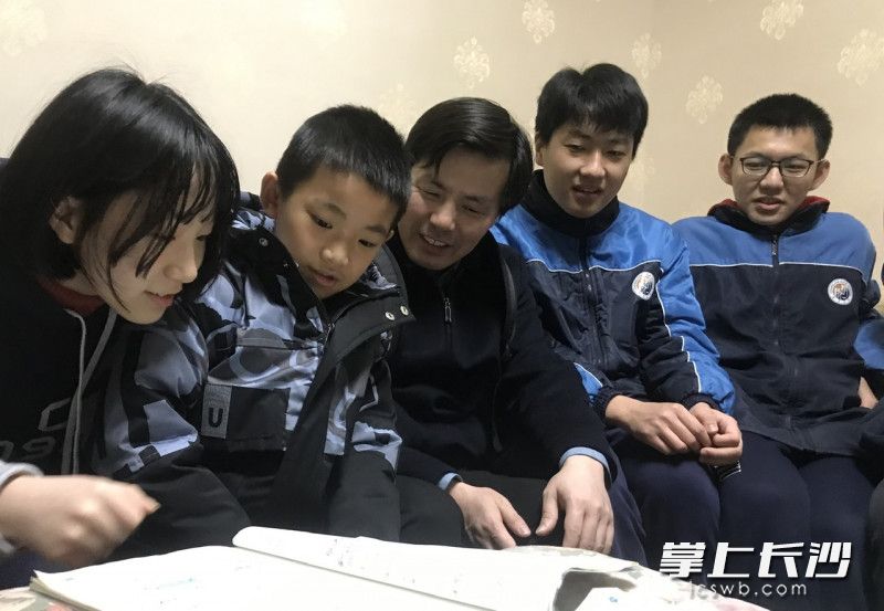 长郡中学1912班小哥哥小姐姐们作业辅导中。