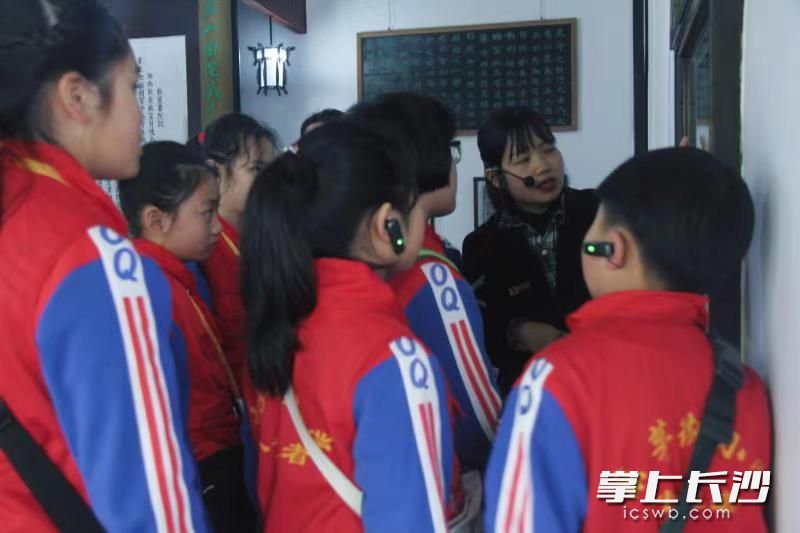 湖南大学历史学院研究生热情接待了这些小记者们。 湖南大学历史学院研究生热情接待了这些小记者们。