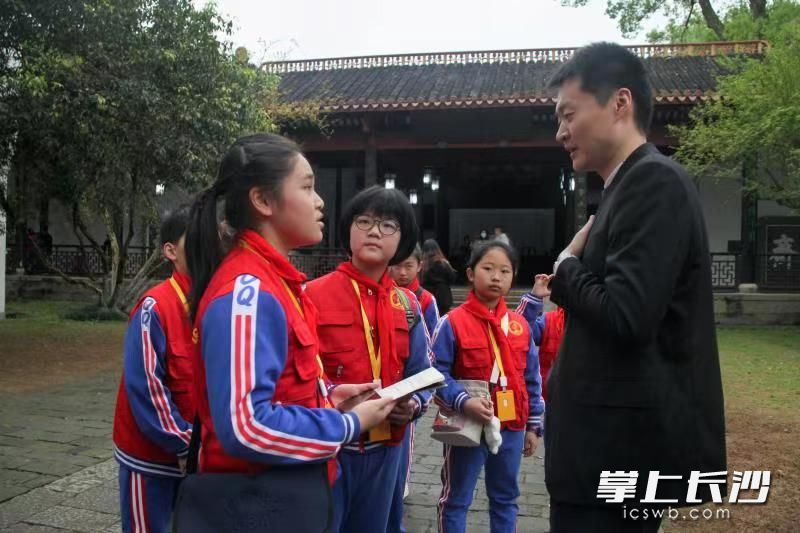 小记者采访中。 小记者采访中。