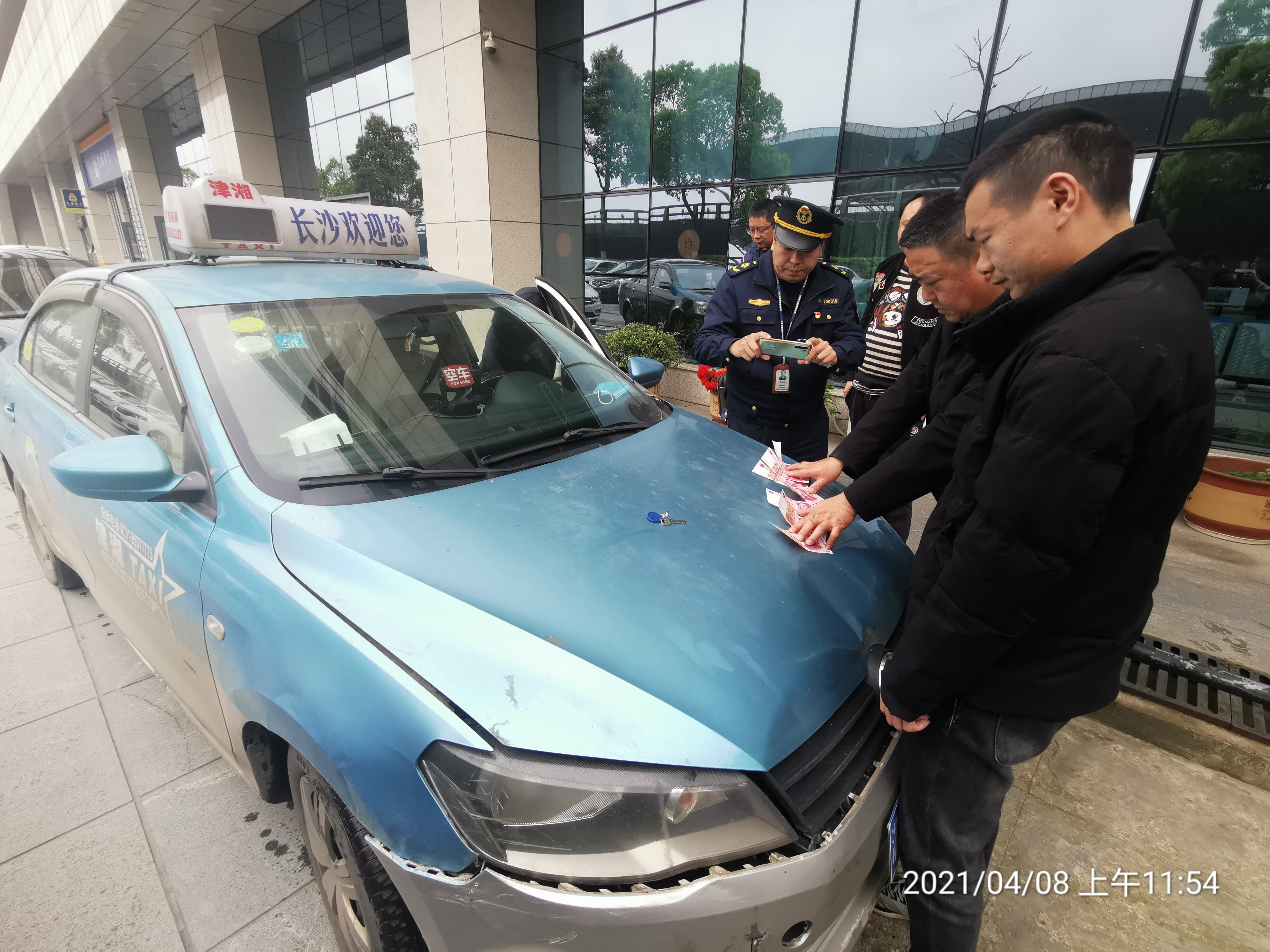 一辆空牌“假的士”被拦获。陈果龙 胡倩 供图