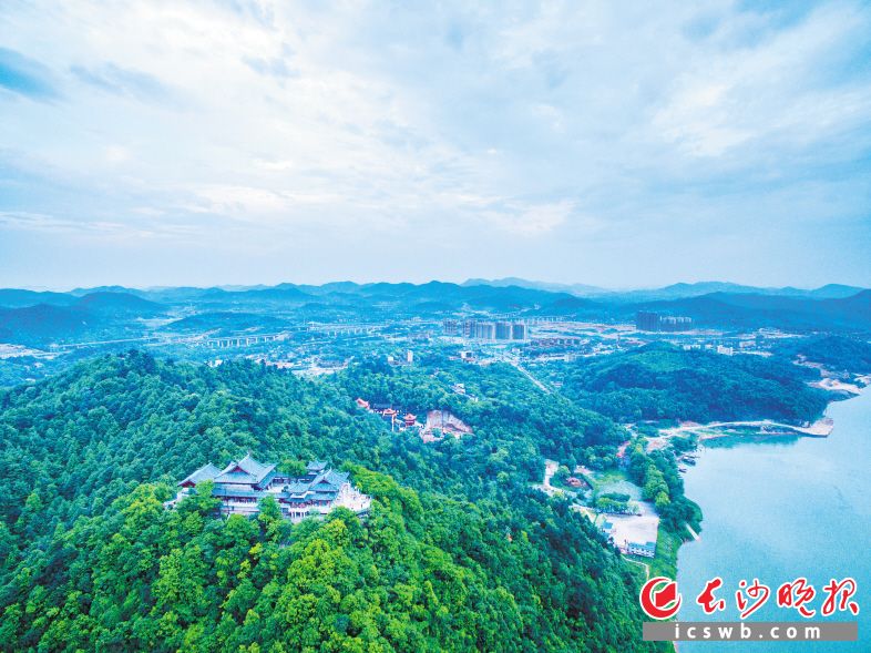 同饮一江碧水，同享一片蓝天，共护一颗绿心，长株潭共建生态文明的五年蓝图已经绘就。图为昭山风景区。 长沙晚报全媒体记者 王志伟 摄