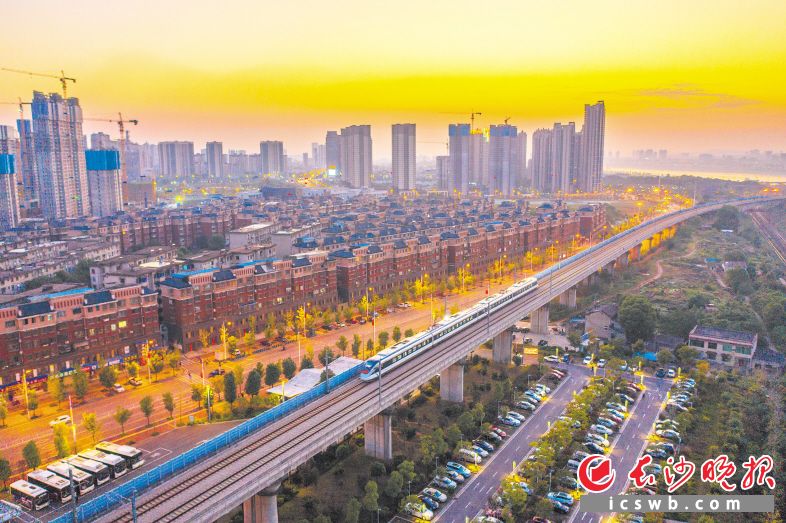 长株潭城际铁路串联湖湘经济高地，提升了长沙、株洲、湘潭三市速度经济，加快长株潭三地资源优化整合。 长沙晚报全媒体记者 王志伟 摄