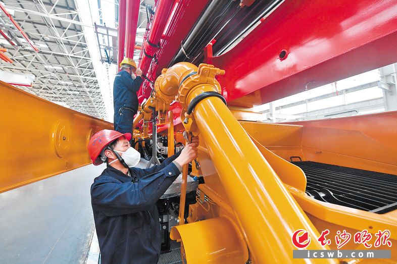 三一重工18号厂房内，工人们在紧张生产。长沙晚报全媒体记者 王志伟 摄