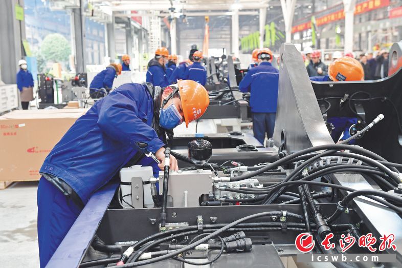 中联智慧产业城的首开区——挖掘机械园区生产车间。 长沙晚报全媒体记者 王志伟 摄