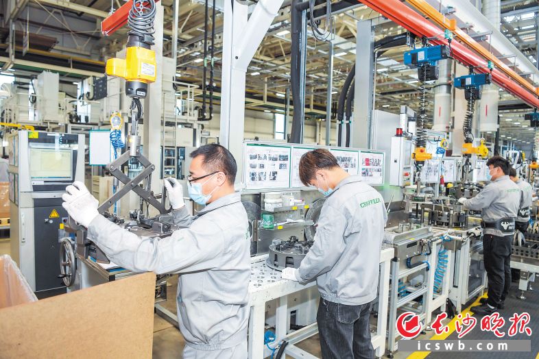 作为舍弗勒集团全球首个“未来工厂”，舍弗勒湘潭制造基地主要提供离合器、双质量飞轮、热管理模块等产品。 长沙晚报全媒体记者 王志伟 摄