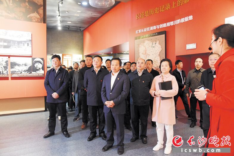3月20日，长沙高新区党工委理论学习中心组全体成员在湖南党史陈列馆重温党的历史。　　李立婷 摄