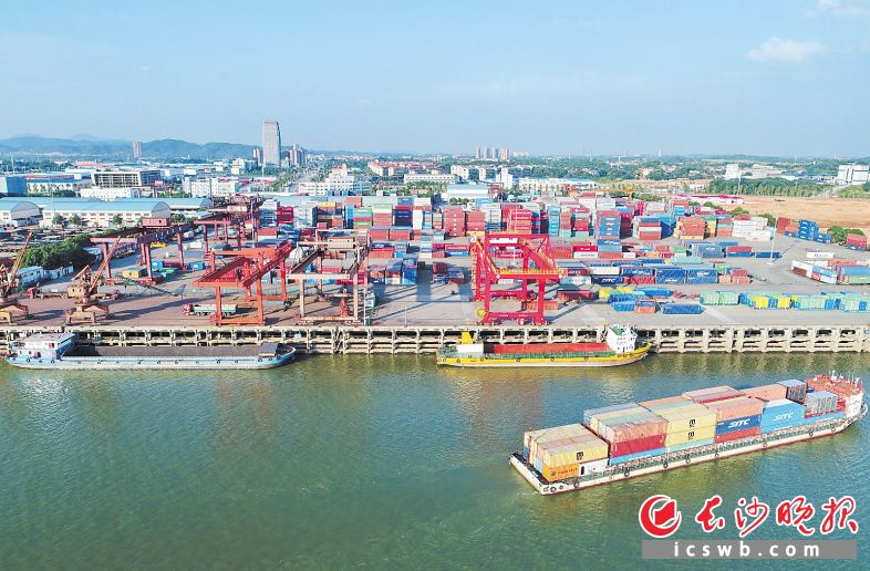 ▲长株潭将构建以长沙港（霞凝港区、铜官港区）为核心，以湘潭港、株洲港为两极的“一核两极”水运格局。图为长沙新港。 长沙晚报全媒体记者 邹麟 摄