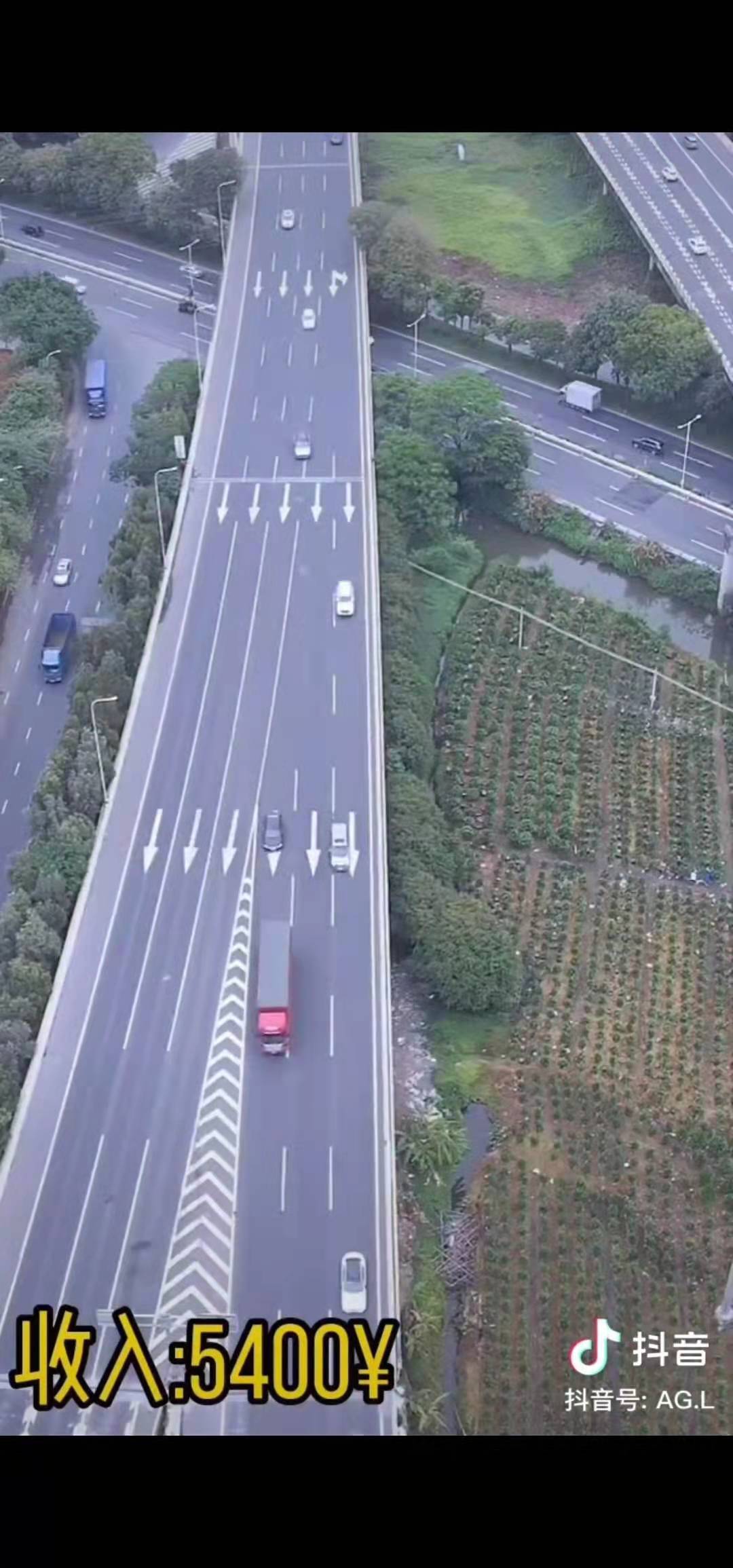 有网友拍摄视频称，3分钟内共有27辆车压线违章。