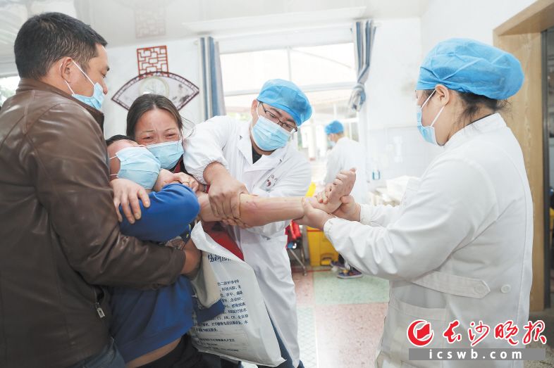 手法正骨室里，医护人员为一名手臂骨折的小患者进行手法复位。长沙晚报全媒体记者 颜开云 摄