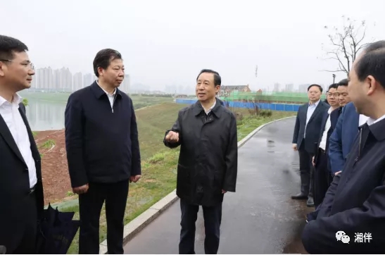 许达哲在现场督导检查问题整改情况。