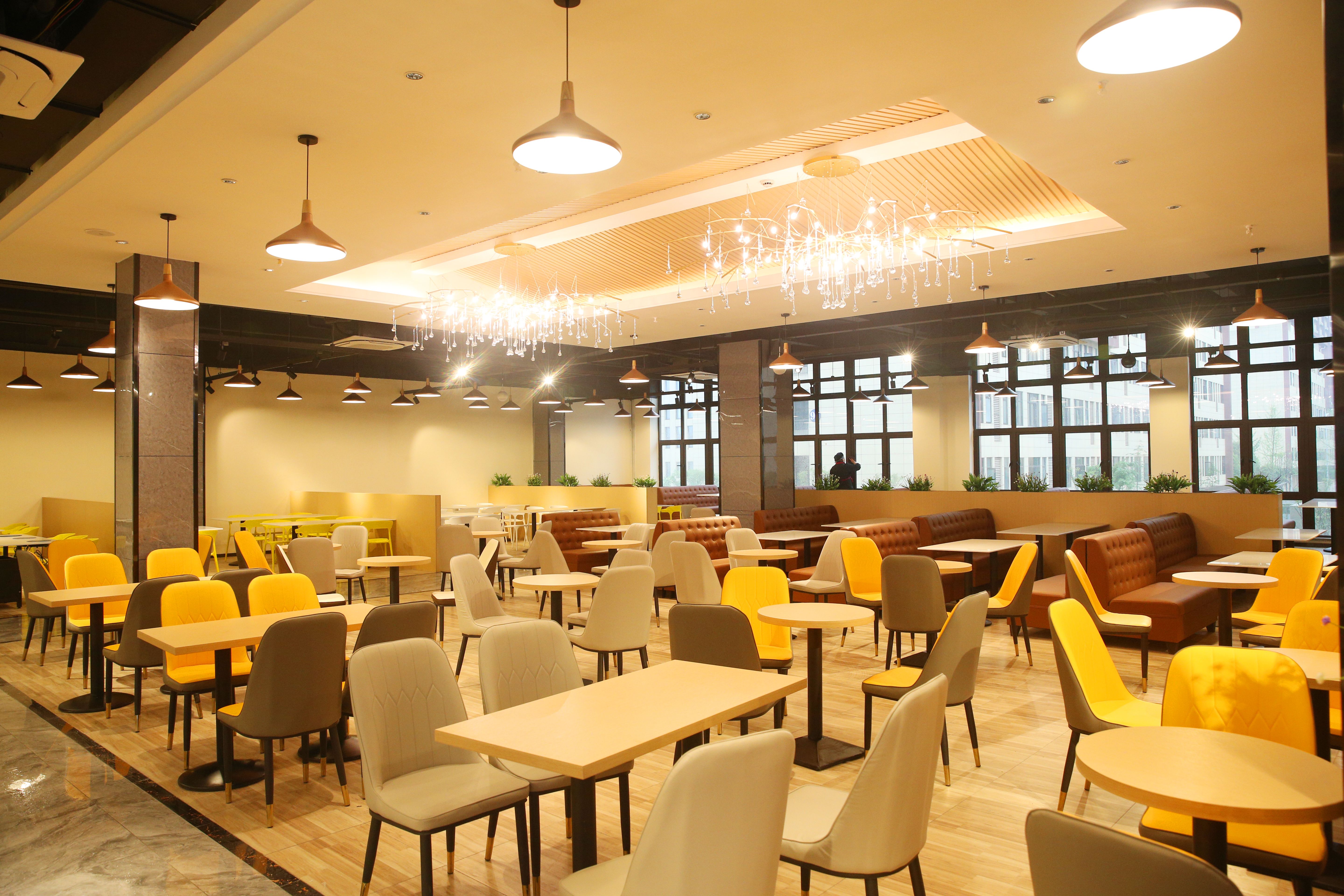 目前食堂也已开放就餐，周边的超市、酒店、多功能全民健身中心等配套设施正在完善中。