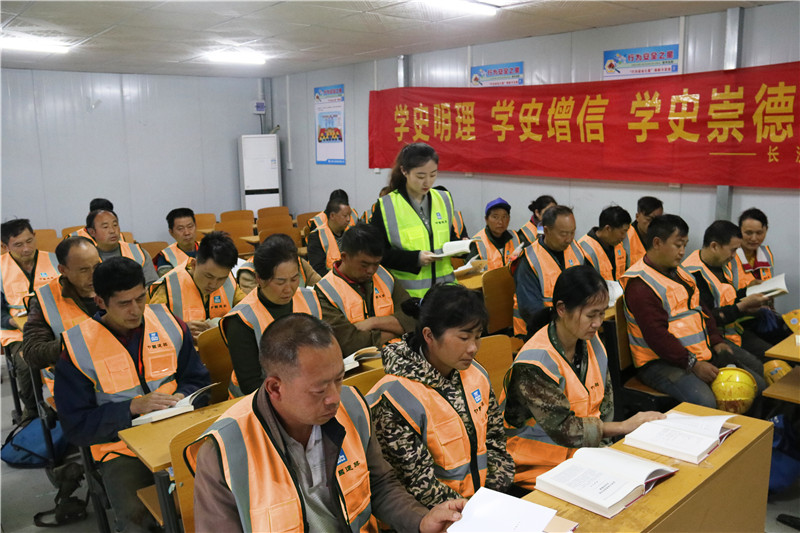 4月12日，中建三局中南分公司长沙县人民医院项目开展“学史明理 学史增信 学史崇德 学史力行”工友党员集中学党史活动。长沙晚报全媒体记者 陈焕明 通讯员 谭靓珣 摄影报道