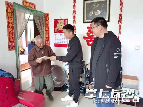 4月14日，白马街道组织党员干部与雷锋志愿者为辖区的老党员送去党史学习教育资料。