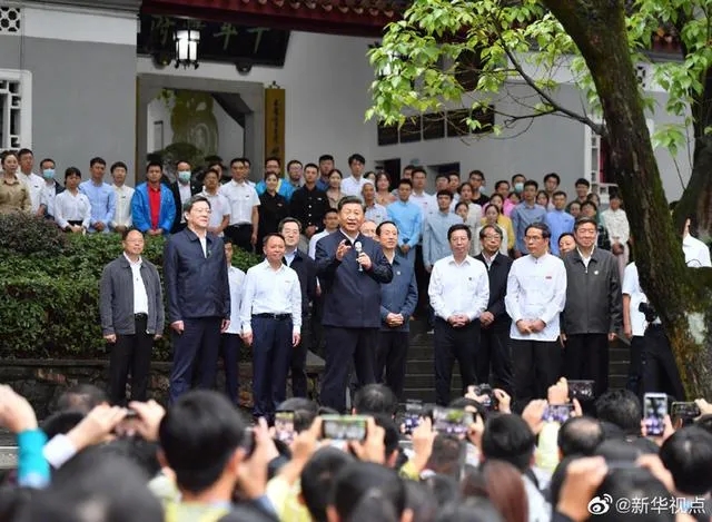 习近平总书记来到湖南大学岳麓书院考察调研。