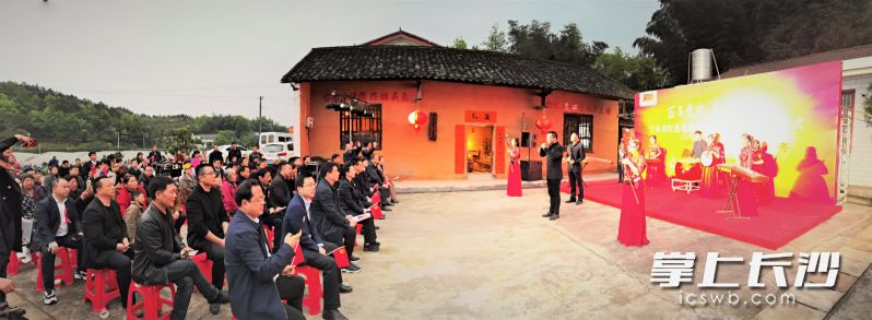听说沙皮塘美丽屋场要放映露天电影，附近的乡亲们早早就赶了过来，暖场音乐让大伙心情愉悦。长沙晚报全媒体记者 张禹 摄