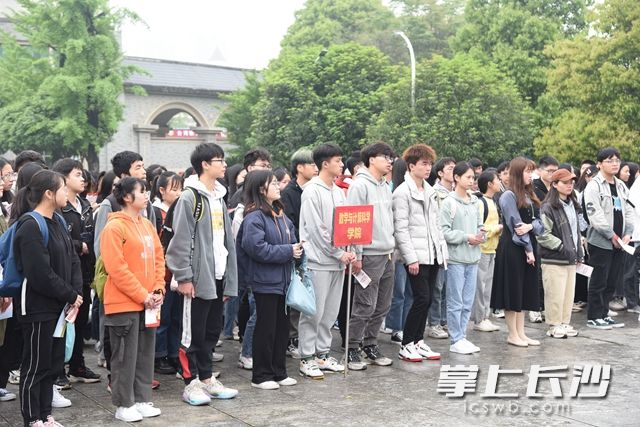 多名学生参加此次活动，筑牢校园“安全防线”。