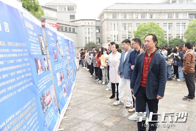 现场，学校师生、志愿者观看宣传展板，进一步提高高校师生维护国家安全的意识。