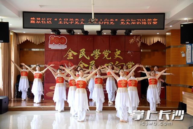 麓景社区广场舞队带来精彩的表演，活跃了现场的气氛。